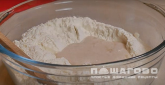 Фото приготовления рецепта: Тонкая итальянская пицца с салями - шаг 1
