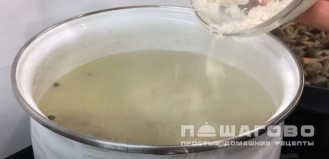 Фото приготовления рецепта: Суп из соленых грибов с ветчиной - шаг 7