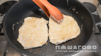 Фото приготовления рецепта: Мясо по-французски в духовке из свинины с помидорами и сыром - шаг 4