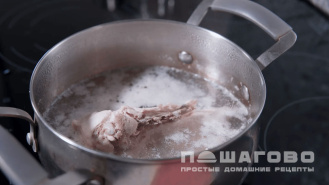 Фото приготовления рецепта: Суп из киноа - шаг 1