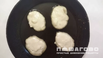 Фото приготовления рецепта: Оладьи на воде - шаг 3