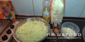 Фото приготовления рецепта: Оладьи из цукини с чесноком - шаг 1
