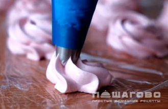 Фото приготовления рецепта: Клубничный зефир на агар-агаре - шаг 7