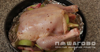 Фото приготовления рецепта: Курица с яблоками в медово-горчичном маринаде - шаг 7