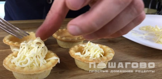 Фото приготовления рецепта: Канапе с красной икрой и болгарским перцем - шаг 3