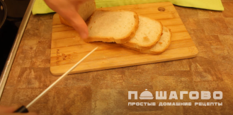 Фото приготовления рецепта: Гренки на сковороде - шаг 3