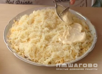 Фото приготовления рецепта: Салат Мимоза с тунцом и яблоком - шаг 7