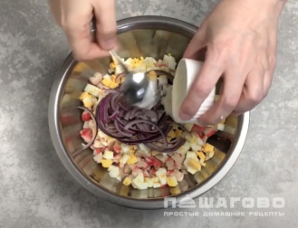 Фото приготовления рецепта: Салат из морской капусты с крабовыми палочками - шаг 4