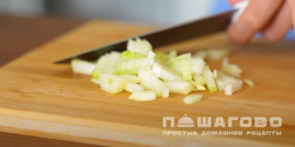 Фото приготовления рецепта: Бульон с яйцом - шаг 3