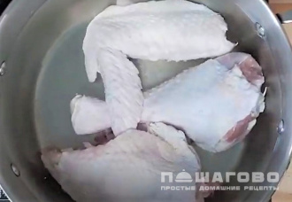 Фото приготовления рецепта: Легкий бульон из индейки - шаг 1