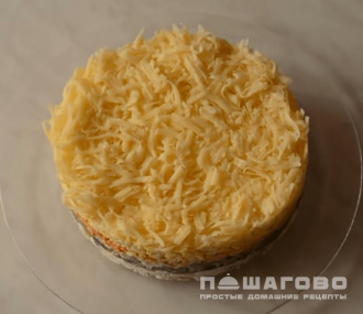 Фото приготовления рецепта: Салат с корейской морковью, курицей и шампиньонами - шаг 6