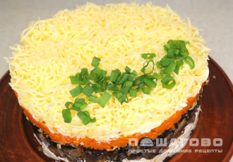 Фото приготовления рецепта: Салат с курицей, грибами и черносливом - шаг 12