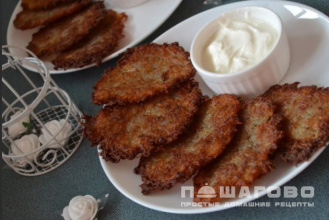 Фото приготовления рецепта: Драники через мясорубку - шаг 6