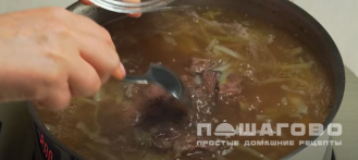 Фото приготовления рецепта: Борщ красный со свеклой, томатной пастой и зеленью - шаг 16