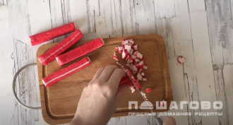 Фото приготовления рецепта: Тарталетки с крабовыми палочками и сыром - шаг 1