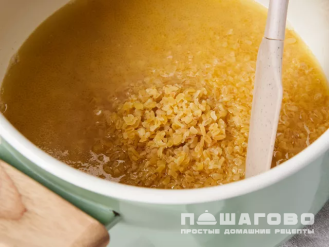 Фото приготовления рецепта: Каша из булгура с изюмом - шаг 2