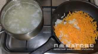Фото приготовления рецепта: Грибной суп с картофелем - шаг 2