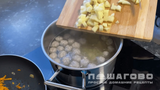 Фото приготовления рецепта: Суп с фрикадельками и вермишелью - шаг 3