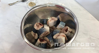 Фото приготовления рецепта: Тушенная скумбрия с овощами на сковороде - шаг 1