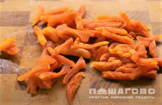 Фото приготовления рецепта: Салат с курагой и грецким орехом - шаг 4
