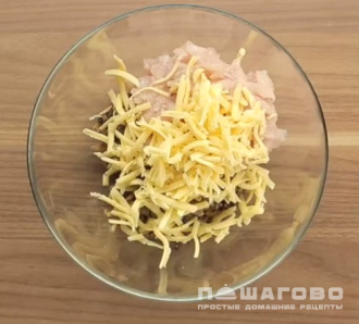 Фото приготовления рецепта: Яичные блинчики с курицей и грибами - шаг 5