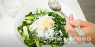 Фото приготовления рецепта: Маринованные огурцы с овощами - шаг 4