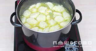 Фото приготовления рецепта: Суп с клецками на курином бульоне - шаг 13
