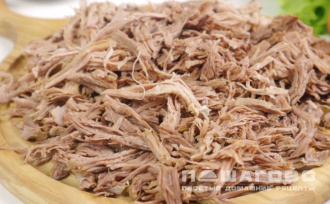Фото приготовления рецепта: Шахтерский салат с солеными огурцами и мясом - шаг 1