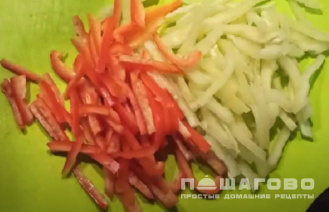 Фото приготовления рецепта: Морской салат из коктейля морепродуктов - шаг 3