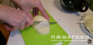 Фото приготовления рецепта: Мясо по-французски с картофелем, помидорами и сыром - шаг 3