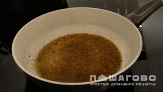Фото приготовления рецепта: Салат с кальмарами и корейской морковью - шаг 3
