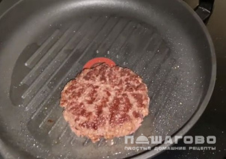 Фото приготовления рецепта: Домашний бургер с мясной котлетой и беконом - шаг 4