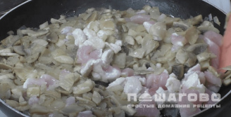 Фото приготовления рецепта: Жюльен с шампиньонами и нежным куриным филе - шаг 4