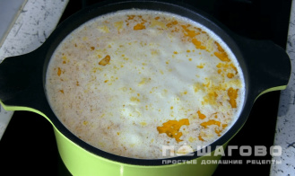 Фото приготовления рецепта: Молочный суп с красной рыбой и картофелем - шаг 3