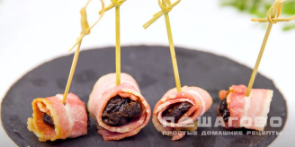 Фото приготовления рецепта: Канапе для фуршета с копченым беконом и виноградом  - шаг 6