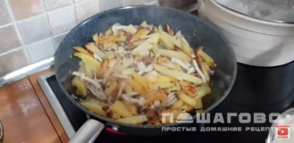 Фото приготовления рецепта: Картошка с опятами в сметане - шаг 7