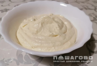 Фото приготовления рецепта: Салат «Цезарь» с сухариками и майонезом - шаг 4