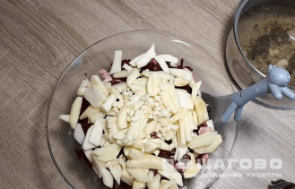 Фото приготовления рецепта: Салат из свеклы с курагой и изюмом - шаг 5