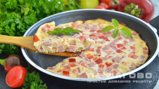 Фото приготовления рецепта: Омлет с сосисками и овощами - шаг 4