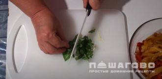 Фото приготовления рецепта: Пестрый салат из фасоли и печеного перца - шаг 6