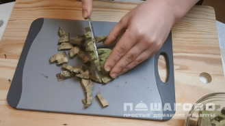 Фото приготовления рецепта: Салат-суши слоями с красной рыбой - шаг 3
