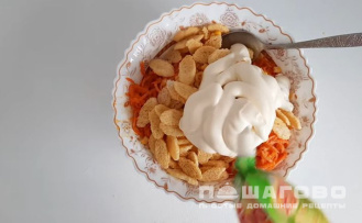 Фото приготовления рецепта: Салат с корейской морковью, курицей и сухариками - шаг 2