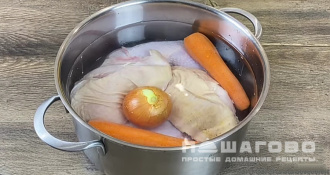 Фото приготовления рецепта: Заливное из курицы - шаг 1