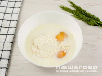 Фото приготовления рецепта: Омлет с сыром и помидорами черри - шаг 3