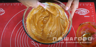 Фото приготовления рецепта: Торт медовый со сгущенкой - шаг 9