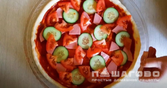Фото приготовления рецепта: Пицца со свежим огурцом и колбасой - шаг 7