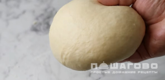 Фото приготовления рецепта: Мини-пиццы с оливками и грибами - шаг 2