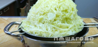 Фото приготовления рецепта: Капустные котлеты в панировочных сухарях - шаг 4