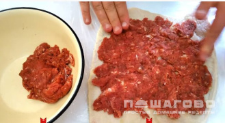 Фото приготовления рецепта: Рулет из требухи с начинкой - шаг 2