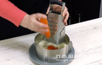 Фото приготовления рецепта: Вкусный рыбный салат Мимоза - шаг 6